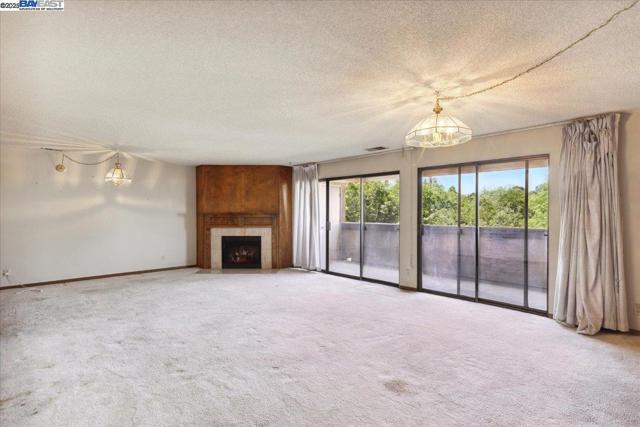 26937 Hayward Blvd, Hayward CA: https://media.crmls.org/mediaz/a3342320-f39c-4499-a3fe-29456fc6d6b1.jpg