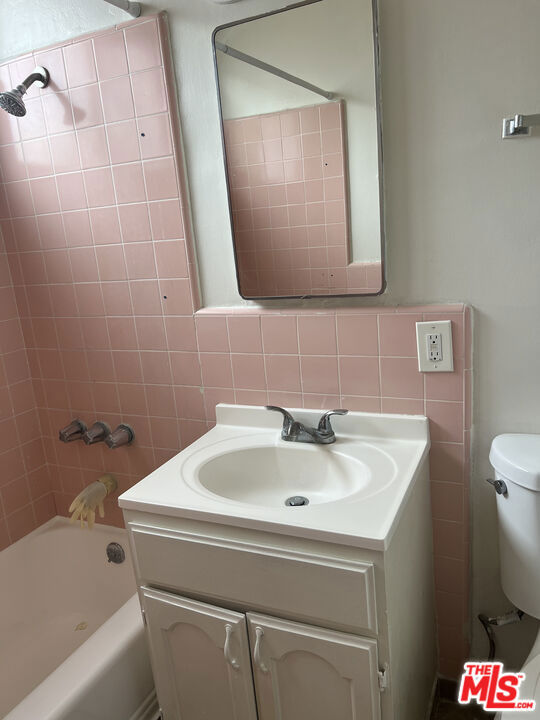 620 Edgewood Street, Inglewood CA: https://media.crmls.org/mediaz/a3352ead-1976-4bfe-b3ed-b40a98ff9c0b.jpg