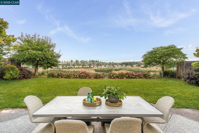 9356 Mediar Dr, San Ramon CA: https://media.crmls.org/mediaz/a3365379-b8cd-4a97-8dee-134aa05906ef.jpg