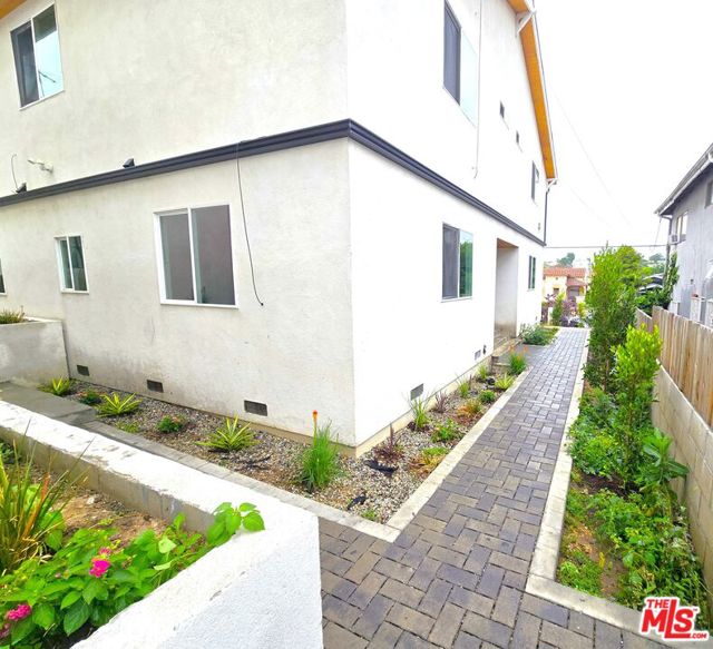 2516 Malabar Street, Los Angeles CA: https://media.crmls.org/mediaz/a336ab36-19d1-4393-b7aa-6e0454bf4c6d.jpg