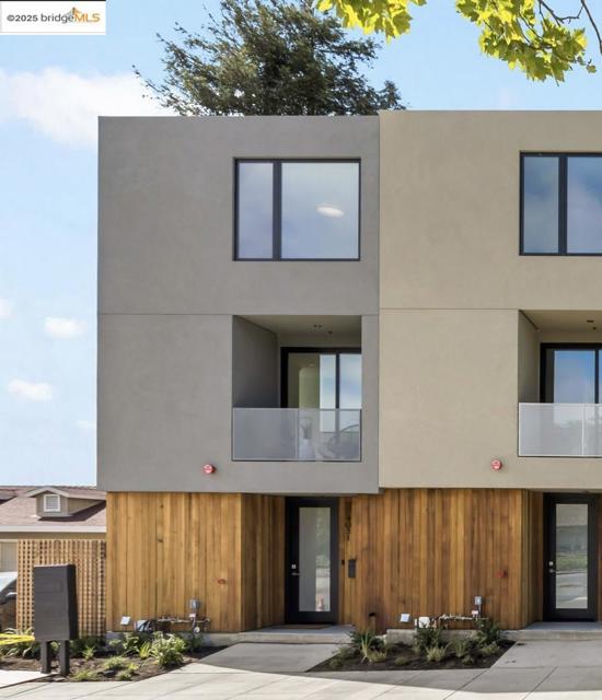 4031 Park Blvd, Oakland CA: https://media.crmls.org/mediaz/a336fa2f-0390-4662-8fa2-d1aeff0d482d.jpg