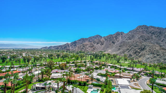 45550 Navajo Road, Indian Wells CA: https://media.crmls.org/mediaz/a33732a9-ffd7-4bdc-9730-0c190853c582.jpg