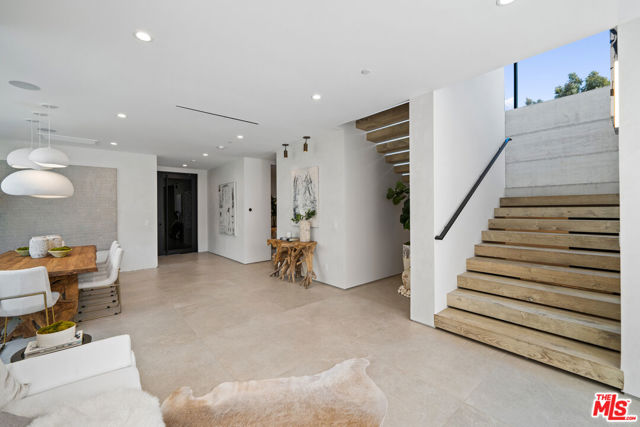 6660 Maryland Drive, Los Angeles CA: https://media.crmls.org/mediaz/a3374d7f-7878-4f5e-bb3a-03a35f83937a.jpg