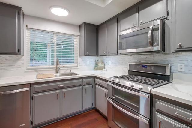 444 Victoria Place, Vista CA: https://media.crmls.org/mediaz/a33790cd-1669-470d-b567-94fcb9811320.jpg