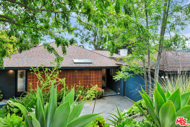 380 Tamarac Drive, Pasadena CA: https://media.crmls.org/mediaz/a338cd8f-9326-40e8-a350-090c665858ce.jpg