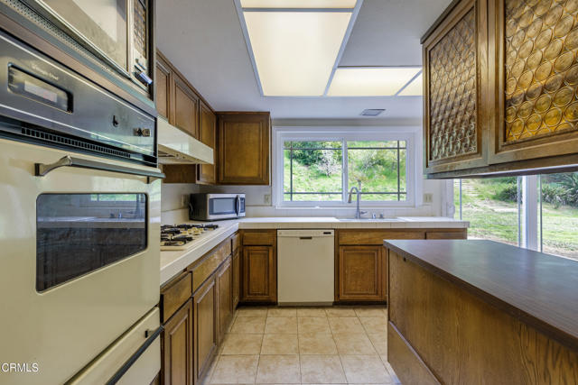 5991 Canon Court, Ventura CA: https://media.crmls.org/mediaz/a3395646-bdec-4f72-aef1-ab631c58d059.jpg