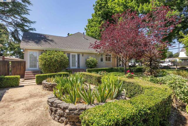 628 Saint Mary St, Pleasanton CA: https://media.crmls.org/mediaz/a33a1260-9fe3-49cc-8fa7-9f2ddcdd26f7.jpg