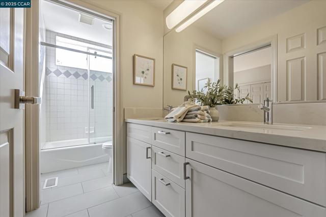4 Berrybrook Hollow, Orinda CA: https://media.crmls.org/mediaz/a33a76a2-34d4-4abb-98d4-32544b1995a3.jpg