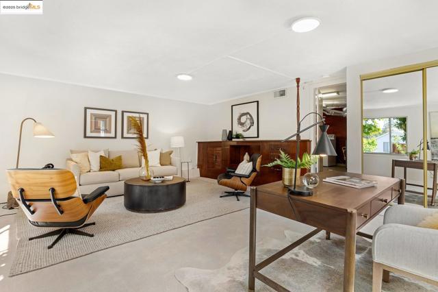 6753 Manor Crest, Oakland CA: https://media.crmls.org/mediaz/a33b897e-b4ba-4400-b121-e73fd723d82d.jpg