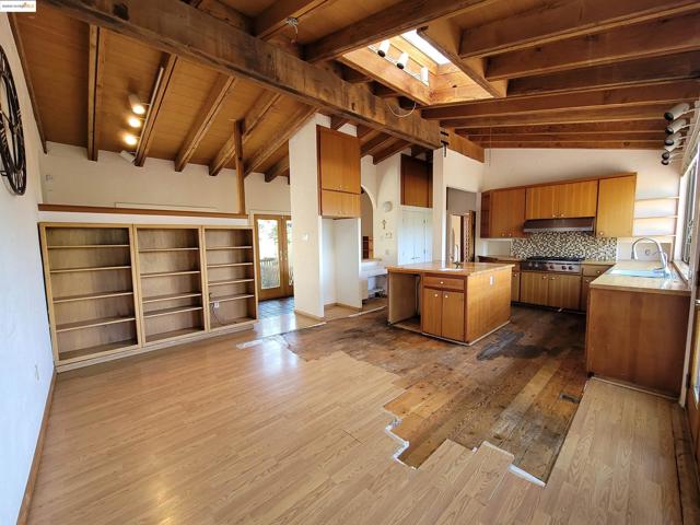 40 Hilldale Ct, Orinda CA: https://media.crmls.org/mediaz/a33da638-1028-4c46-be3f-21bbd875e20e.jpg
