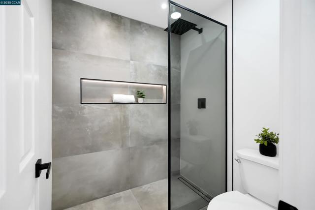 27 Briarwood Ct, Brentwood CA: https://media.crmls.org/mediaz/a33dded8-30e8-49bb-9895-5fd0291c422d.jpg