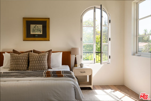 526 N Plymouth Boulevard, Los Angeles CA: https://media.crmls.org/mediaz/a33df879-77b8-42c7-aed8-e6369d68afe8.jpg