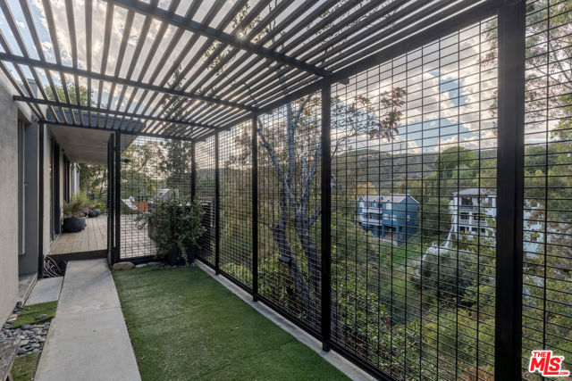 1280 Glen Oaks Boulevard, Pasadena CA: https://media.crmls.org/mediaz/a33e1c53-81b0-4700-b129-95c9d6c91b8e.jpg