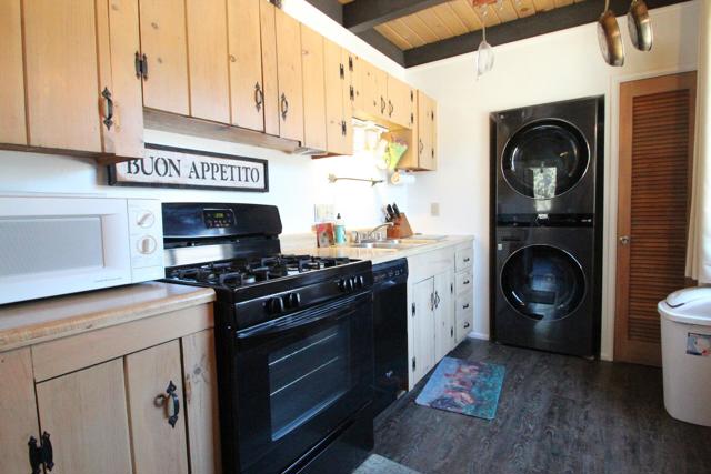 102 E Country Club Boulevard, Big Bear CA: https://media.crmls.org/mediaz/a33e5ff1-155f-4bbd-a3c5-3313c89b59fd.jpg