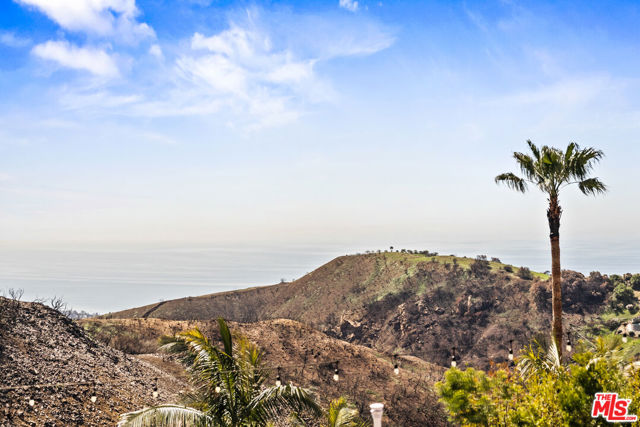 1821 Chastain, Pacific Palisades CA: https://media.crmls.org/mediaz/a33f4715-0ed3-4fd4-b2b2-28137392665b.jpg