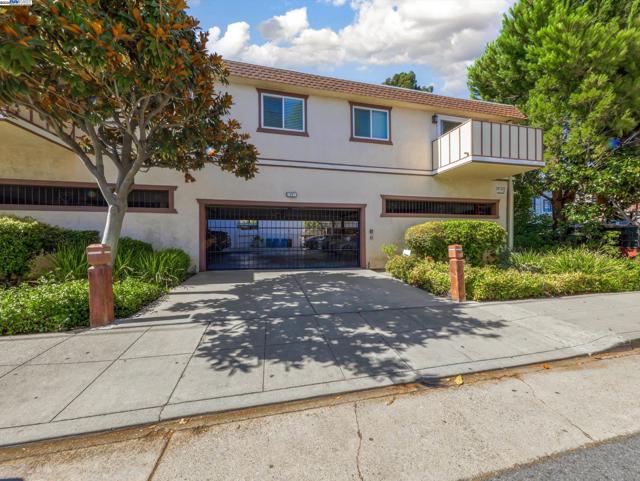 44 Lodato Ave, San Mateo CA: https://media.crmls.org/mediaz/a33f7f6b-d23e-4eea-a58c-adb03f11079b.jpg