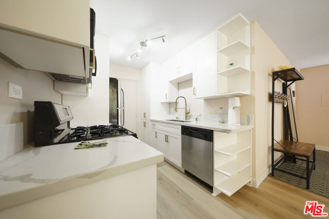 421 S La Fayette Park Place, Los Angeles CA: https://media.crmls.org/mediaz/a3404419-ca0a-4478-ba44-1d884c9a7ce2.jpg