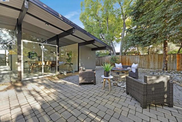 4004 Salem St, Concord CA: https://media.crmls.org/mediaz/a3406ff3-4705-45c3-94aa-35c9e286ed54.jpg