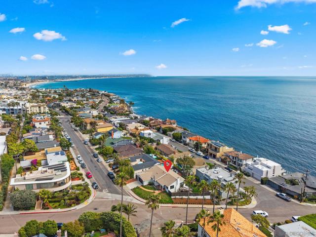 5576 Chelsea Ave, La Jolla CA: https://media.crmls.org/mediaz/a340e8cc-5edf-4c3b-bd84-17c8cae72dc9.jpg