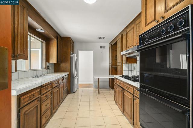 305 Overhill Rd, Orinda CA: https://media.crmls.org/mediaz/a340f03e-885b-408f-9bf5-bb010df744ea.jpg