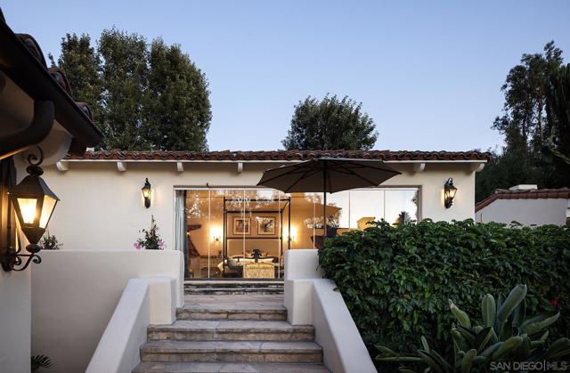 6977 Las Colinas, Rancho Santa Fe CA: https://media.crmls.org/mediaz/a3410b9d-d0e3-4d4a-aba1-eb58dedfe386.jpg