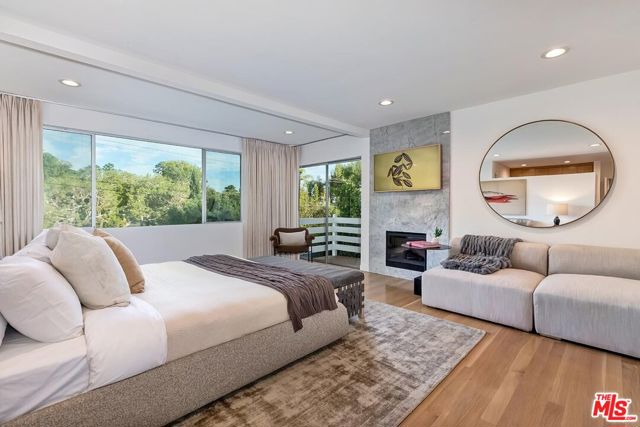 9316 Beverly Crest Drive, Beverly Hills CA: https://media.crmls.org/mediaz/a342803a-cf51-4863-9814-44038b075166.jpg