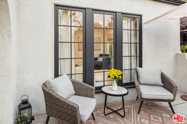 821 S Cloverdale Avenue, Los Angeles CA: https://media.crmls.org/mediaz/a345a768-925c-4b11-9999-c933b919de47.jpg