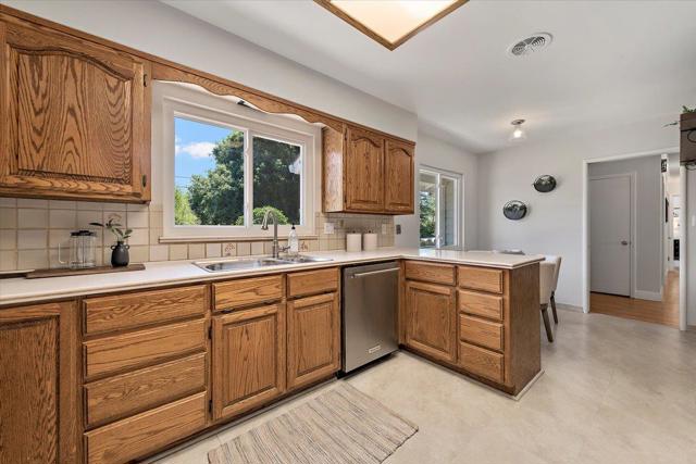 1480 Oakhurst Avenue, Los Altos CA: https://media.crmls.org/mediaz/a346e4e3-7e12-47b8-82aa-c1cd03eb8743.jpg