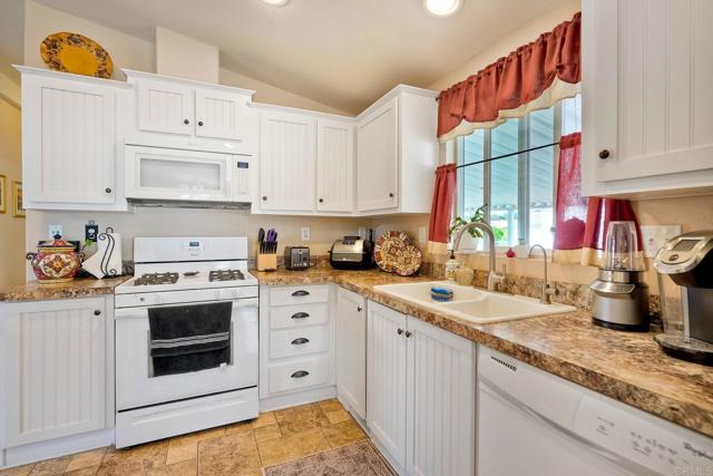 Detail Gallery Image 9 of 39 For 1001 S Hale Ave #2,  Escondido,  CA 92029 - 2 Beds | 2 Baths