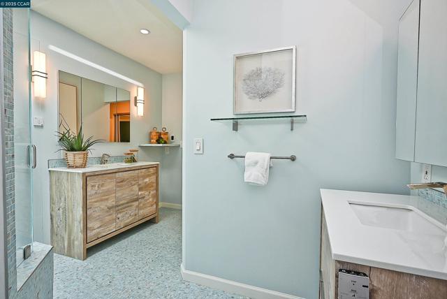3434 Tice Creek Dr, Walnut Creek CA: https://media.crmls.org/mediaz/a3488d0d-65f5-4c7a-bfaf-6b1642f6367a.jpg