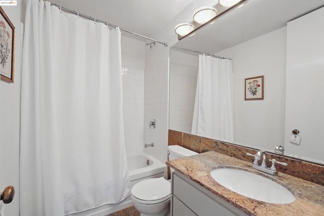 565 Bellevue Ave, Oakland CA: https://media.crmls.org/mediaz/a34945e6-cc49-4cb9-a5b7-82a62e07366b.jpg