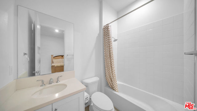 12553 N Ridgeline Road, Porter Ranch CA: https://media.crmls.org/mediaz/a34c46cb-287a-4a58-bb8b-77335c8f2728.jpg
