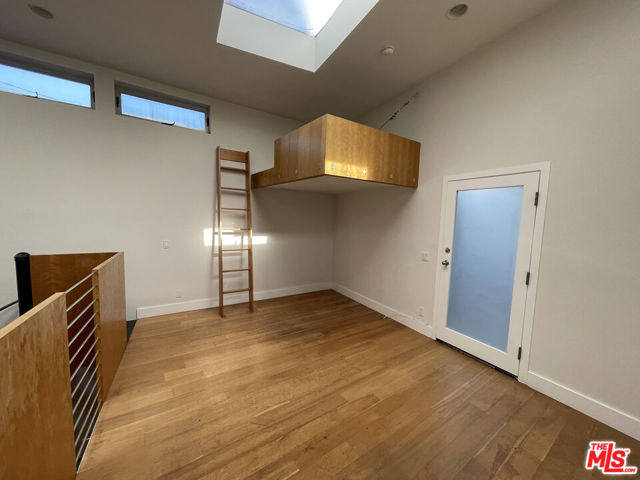 555 Rose Avenue, Venice CA: https://media.crmls.org/mediaz/a34c4f47-93ae-4d45-b25c-4c7efc6c2469.jpg