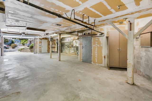 3914 Laguna Ave, Oakland CA: https://media.crmls.org/mediaz/a34d817f-d91d-430c-a734-84cd556cf8f8.jpg