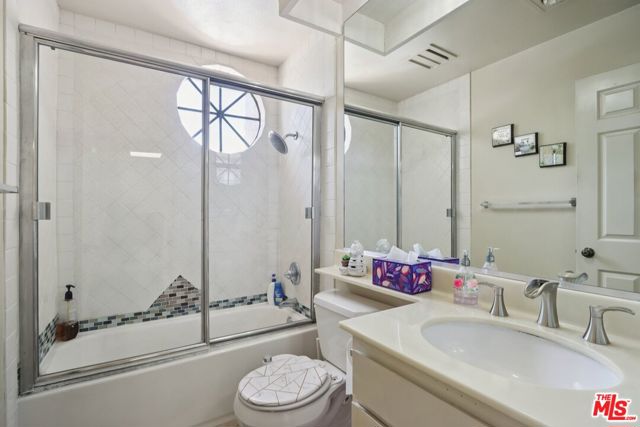 21620 Burbank Boulevard, Woodland Hills CA: https://media.crmls.org/mediaz/a34ed8eb-12de-4676-b2d9-41cf6988c677.jpg