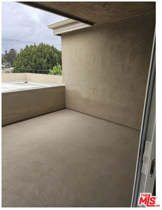 11924 Montana Avenue, Los Angeles CA: https://media.crmls.org/mediaz/a350318c-06fb-4fa3-b91a-1fcaf9d5aa30.jpg