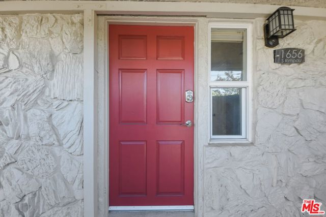 1656 S Rimpau Boulevard, Los Angeles CA: https://media.crmls.org/mediaz/a3514eba-91dd-4571-8299-2c1cf6d30d20.jpg