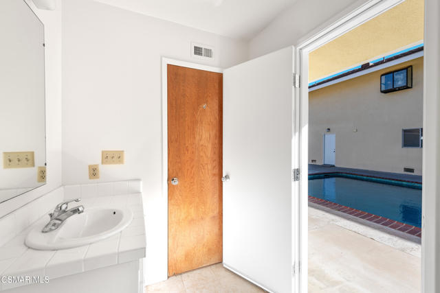 1140 San Clemente Way, Camarillo CA: https://media.crmls.org/mediaz/a3516893-33e8-4ba0-b559-ff3c383ee06c.jpg