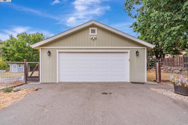 6703 Crow Canyon Rd, Castro Valley CA: https://media.crmls.org/mediaz/a352df42-8b05-4a15-b639-be6f142ac827.jpg