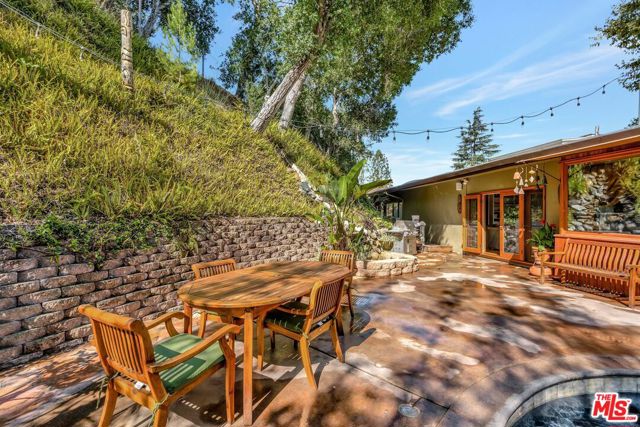 15511 Woodcrest Drive, Sherman Oaks CA: https://media.crmls.org/mediaz/a3537401-5bb0-484c-bf32-6fef9587fc9b.jpg
