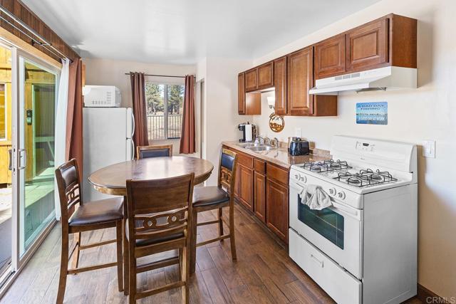 Detail Gallery Image 10 of 39 For 665 Metcalf Ln, Big Bear Lake,  CA 92315 - 2 Beds | 1 Baths