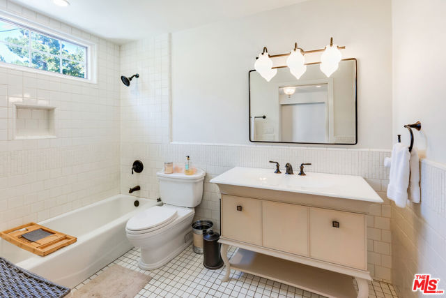 1009 Jeannette Avenue, Thousand Oaks CA: https://media.crmls.org/mediaz/a354ff46-d7d4-4356-bc61-56b8124b1205.jpg