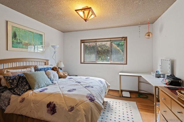 1515 San Dieguito Dr, Del Mar CA: https://media.crmls.org/mediaz/a35522bd-83b1-48de-805f-c84ddd734dc3.jpg
