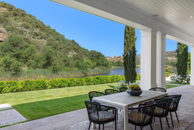 2385 Calbourne Court, Lake Sherwood CA: https://media.crmls.org/mediaz/a355727e-da9e-4cbc-bfad-15fb48b8d77d.jpg