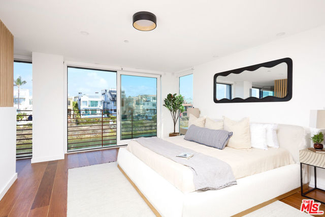 5106 Pacific Avenue, Marina del Rey CA: https://media.crmls.org/mediaz/a3572dea-5a0f-429c-ad55-d7d922bcdfa2.jpg