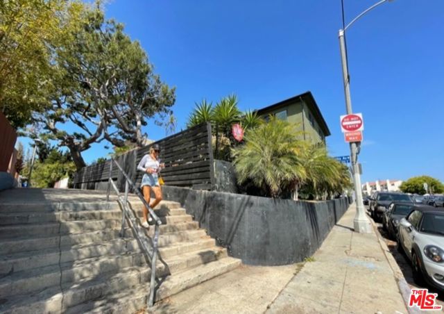 119 Paloma Avenue, Venice CA: https://media.crmls.org/mediaz/a357aa73-e933-4b0a-b36e-ff1fd1cd0d87.jpg