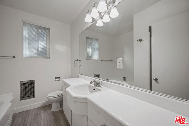 605 S Barrington Avenue, Los Angeles CA: https://media.crmls.org/mediaz/a357c4d5-b367-4c96-a31a-58da436c46c3.jpg
