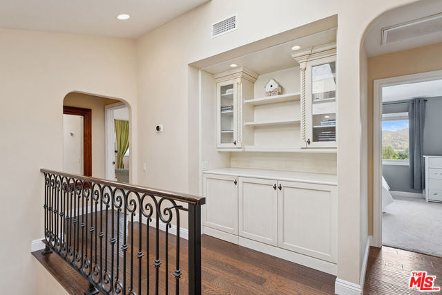 23306 Park Hacienda, Calabasas CA: https://media.crmls.org/mediaz/a358d160-b498-45f4-ab2c-a25d5aacbf90.jpg