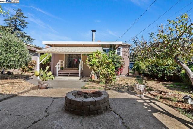 137 Viewmont Ave, Vallejo CA: https://media.crmls.org/mediaz/a3599c28-6e69-4c84-abd6-626dde03d8a9.jpg