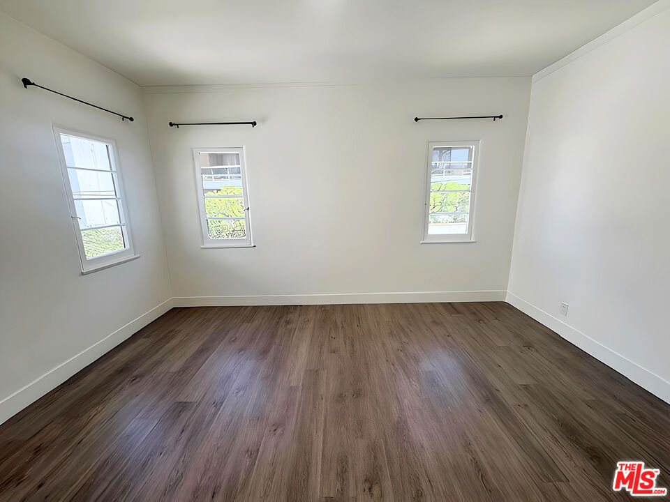 https://media.crmls.org/mediaz/a35bafe6-0ba2-4a90-9755-4e99b94dc0c0.jpg?preset=X-Large